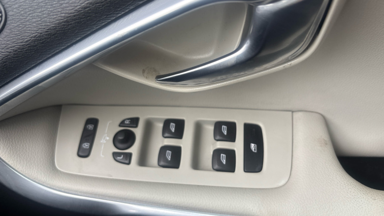 Volvo V40 D2 [120] Cross Country Pro 5dr Geartronic Diesel Hatchback